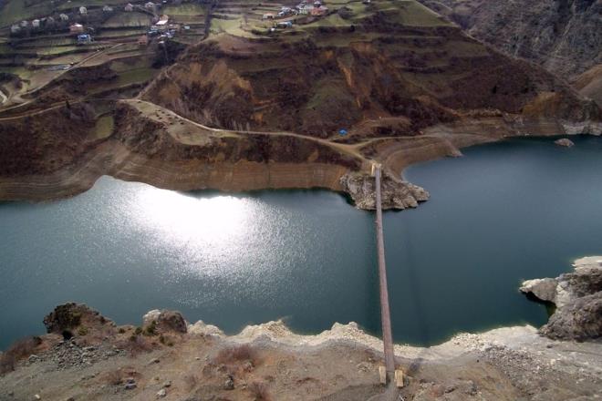 Bu yl yeniden glendirilerek modernize edilen kpr vatandalar tarafndan Krtn ile, zkrtn Belde merkezine ulam salamakta kullanlyor.    Krtn-Gmhane arasndaki karayolunun kenarndan balayp baraj glnn dier yakasna ulam kolaylatran kpr 165 metrelik uzunluu nedeniyle srekli sallanrken zerinden ilk defa geecek olanlar korkarak geri dnyor.