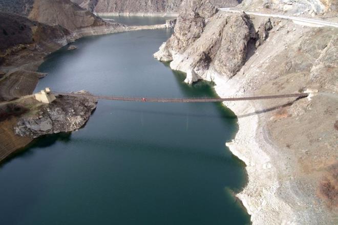 stanbul?daki Boaz kprsne benzemesi nedeniyle kyller kprnn her iki yakasn ?Araky yakas? ve ?Karaukur yakas? olarak nitelendirdii kpr sosyal medyada da ilgi gren mekanlardan birisi.    Araky kynde 2 dnemdir muhtarlk yapan Ali Ik, barajn yaplp su tutulmasyla birlikte kprye ihtiya olduunu belirterek, ?Yollarmz kapandktan sonra kprye ihtiya oldu. Bizim Krtn?e yaknlmz 5 kilometreyken kt 20 kilometreye. Haliyle burada herkesin arac olmaynca mecbur kprye ihtiya dodu. O zamanki muhtarmz sa olsun kpry i adamlaryla yardmlaarak balad 2004 yllarnda. 2005-2006 yllarnda faaliyete geti. O zaman ara geileri de yapld? dedi.