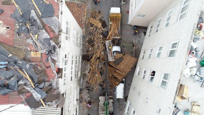 Dn akam saatlerinde stanbul'da etkili olan frtna nedeniyle birok ilede binalarn atlar utu.