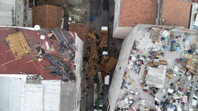 Esenler, Oru Reis Mahallesi bir binann ats tamamen yerinden sklerek utu.