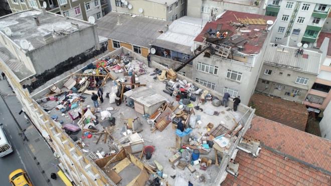 ats uan binada yaayan smail Canba, ?Bir atnn umas ile 3 sokaktaki evler ve aralar hasar grd. Arka taraf Gazi Caddesi ve otoban, o tarafa bu kalaslar dt zaman can kaybmz olurdu. ok gemi olsun. at tamamen utu. ktm baktm, at sadece duvarlarn zerine oturtulmu, ivilerle aklm" dedi.