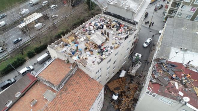 atnn byk bir ksm sokaa ve park halindeki aralarn zerine derken baz paralar da kar binalarn zerine utu.