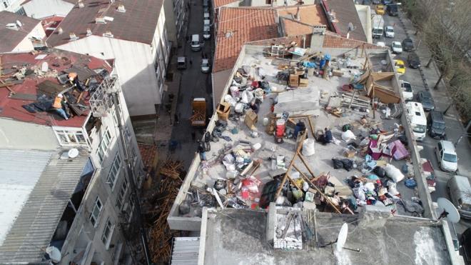 Polis soka gvenlik gerekesiyle kapatrken, aty kaldrma almalar gndz saatlerinde de devam etti.