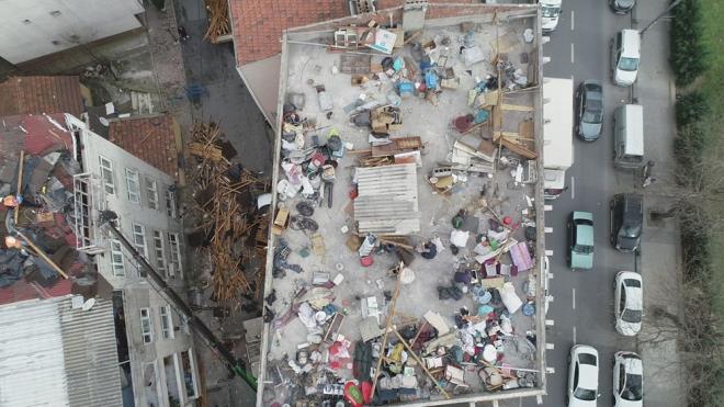 Olayda kimse yaralanmazken, evlerde ve aralarda hasar meydana geldi.