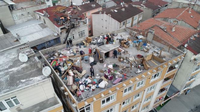 ats tamamen uan binada ikamet edenler de ortada kalan eyalarn toplamaya alt.