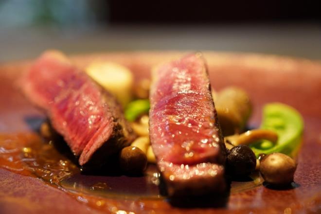 YASIZ ET  :    Protein termojenik bir etkiye sahiptir, bu da yediiniz dier besinlerle karlatrldnda daha ok kalori yakmak anlamna gelmektedir. Eer sizde daha az kalori alp daha ok kalori yakmak istiyorsanz tercihinizi tavuk gs gibi beyaz etlerden yana kullanabilirsiniz.