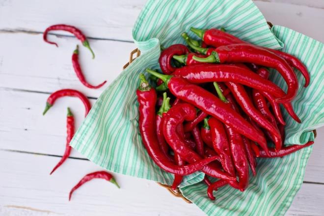 Jalapenos ve chilis gibi ac biberler ya yakc etkiye sahip olabilecei dnlen kapsaisin ierir. Aratrmalar kapsaisinin erkeklerde ve kadnlarda yalar okside ederek karn evresini incelttiini gstermitir. Kapsaisinin dinlenme metabolik hzn artrd, bylece vcudunuzun dinlenme annda ya ve kalori yakmn artrd da tespit edilmitir.