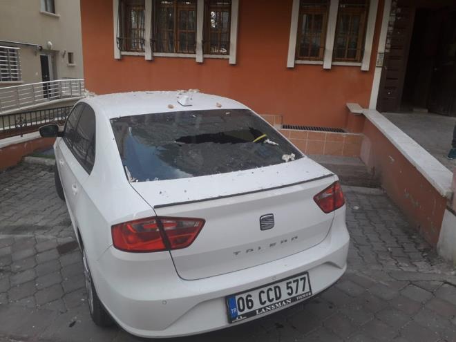 Patlamann etkisiyle daireden den eyalar sokaktaki baz otomobillerde zarara yol at.