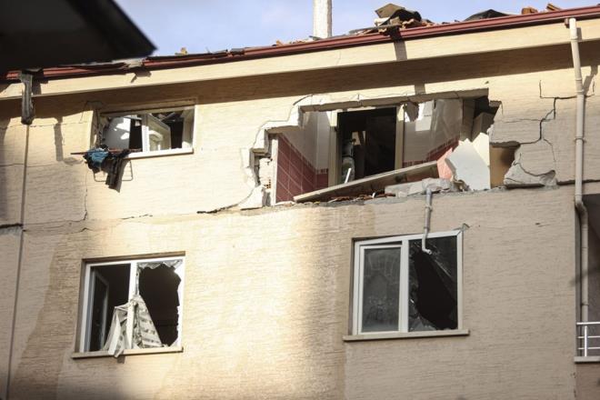 Ayval Mahallesi 197. Sokak'ta 3 katl apartmann st katnda henz belirlenemeyen bir sebeple patlama meydana geldi.