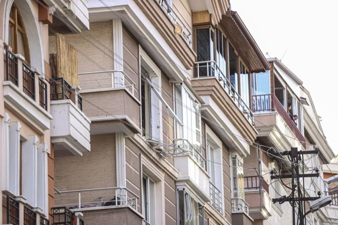 EVDE K SALIK GREVLS, BR ASKER VE BR AVUKAT YAIYOR  Dairede iki salk grevlisi, bir asker ve bir avukatn yaad ve patlama srasnda evde olmadklar renildi.