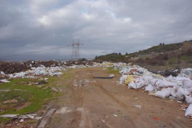 "GECELER DKP GDYORLAR"  Ortaya kan manzarann zmir'e yakmadn syleyen Ramazan Szer, "Geceleri molozlar dkp gidiyorlar. Bu ekilde yakalanmyorlar. Buna bir trl nlem alnamad. Blgede olduka kt grnt var. Yiyip iip plerini atanlarda ne yazk ki artk altk. Bununla da kalmad artk kamyonlarla atyorlar. Belediyenin bu konuya el atmas gerekiyor. Her taraf pislik iinde. Atklarn iinde aklnza ne geliyorsa var. Alt yldr burada oturuyorum. Gemite kurban pazar vard. Ne olduysa son bir ylda oldu. Beyazevler'de inaatlar arttktan sonra, moloz ve hafriyat dkm hzland. Bununla beraber 6'nc Sanayi Sitesi'nin de yakn olmas sebebiyle oradan gelip plerini dkenler var. Vatanda olarak belediyenin buraya bir an nce zm bulmasn istiyoruz. Grevli mi diker, it mi eker oras onlarn bilecei i. u manzara gzel zmir'e yakmyor. Tam bir yzkaras" dedi.