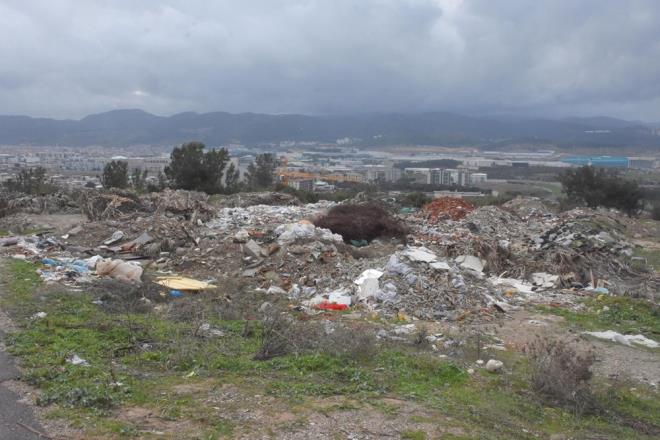 Beyazevler Mahallesi'ndeki alana kimlii belirsiz kii veya kiilerce dklen moloz ve hafriyat, evre kirliliine yol at.