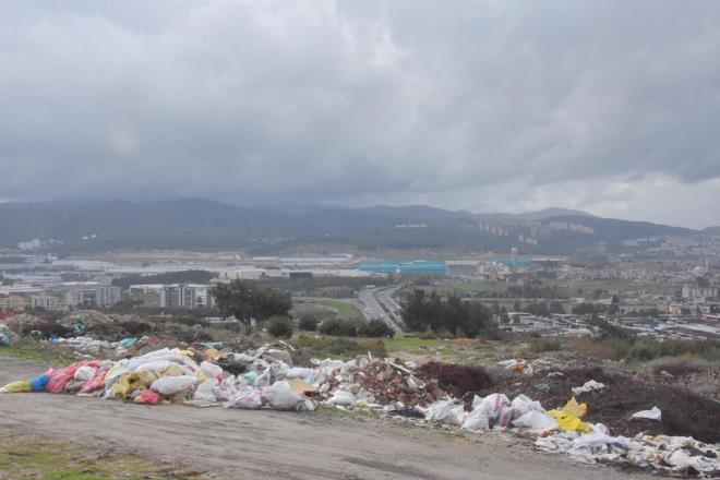 Metrelerce uzayan ve kk apl da olan moloz ve hafriyatlar arasnda kamyon tekerleinden kiremite, ayakkabdan klozete binlerce atk bulunuyor.