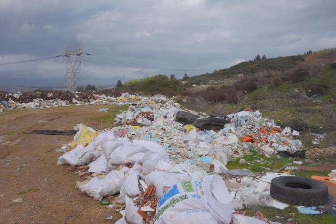 Gemite piknik yaptklar yerlerin moloz ve hafriyatlara teslim olduunu belirten Ali Kurt da "u pislie bakn. u moloz ve hafriyatlar gren bir kii yok mu? Ben nceden ailemle birlikte burada piknik yapmaya geliyordum. imdi pislikten geilmiyor. ocuklarm nasl buraya getirelim? Arkadalarmzla hava almak iin kmtk. Fakat manzaray grnce imdi ineceiz. 'Bizi pisliin iine mi getirdin?' diyorlar. Buraya en ksa srede nlem alnmas gerekiyor. Bir dnem buray telle evirmilerdi. Onlar kalktktan sonra bu kez de kaak dkmler balad. Bu manzara gerekten hi yakmyor" diye konutu.