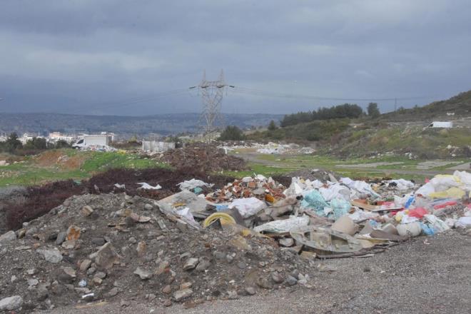 zmir'in birok noktasndaki ormanlk alanlarda kaak moloz ve hafriyat dkm sebebiyle kirlilik yaanrken, bir kaak dkm olay da Gaziemir ilesinde meydana geldi.