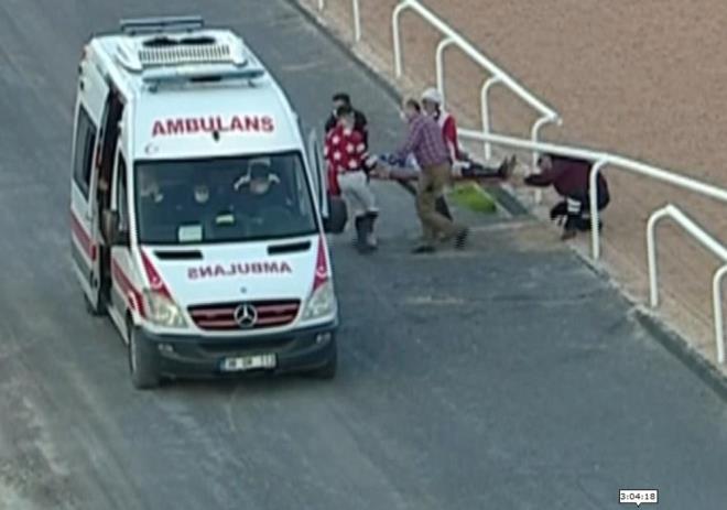 Yeiloba Hipodromu'nda 6 ubat Cumartesi gn gerekletirilen 10'uncu kouda son dzlkte birbirlerine taklan atlar dt.    zleyicilerin yreklerini azlarna getiren kazada ngiliz safkanlardan Damaris'e binen apranti (Jokey ra) Harun anak ile onun hemen arkasndan gelen Kuanpo isimli safkana binen apranti Vedat Abi ve viraj en geride dnen Beykoz isimli atn jokeyi Hman izik, kumda yuvarland.