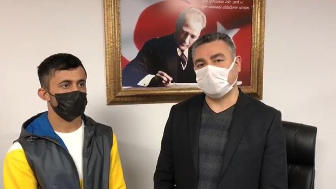 CEZA ALDII KURULA TEEKKRLE DND    Jokey Hman izik, nceki yar gnlerinde kural ihlali yapt gerekesiyle cezalandrld Komiserler Kurulu'na arld.    Komiserler Kurulu yetkilileri, izik'e, mdahale edip arkadann hayatn kurtard iin teekkr etti.