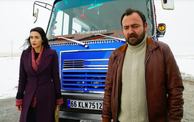 Fakat son haftalarda dizide hem performans hem de hikayesi ile dikkat eken bir isim var; Zahide yani Ecem zkaya. Minibs ofr Sefer ile bir trl birlikte olamayan, aklarna srekli engel kan Zahide'yi canlandran Ecem zkaya'nn eskiden kiminle olduunu biliyor muydunuz?