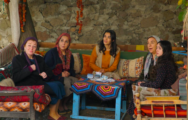 zleyenlerin memleket zlemini giderecek grsel bir len sunan dizi Gnlda'nn barollerinde  Berk Atan (Taner) ve Glsm Ali lhan (Dilek)  yer alyor. Ayrca gen yeteneklerin yan sra kadroda Yavuz Sepeti, Ege Aydan gibi isimler de var.