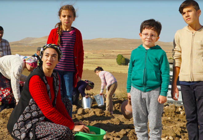 25 Haziran 1988 tarihinde stanbul'da dnyaya gelen gen oyuncu 31 yandadr. Eitim hayatn Maltepe niversitesi Radyo ve Televizyonculuk blmnde tamamlad.
