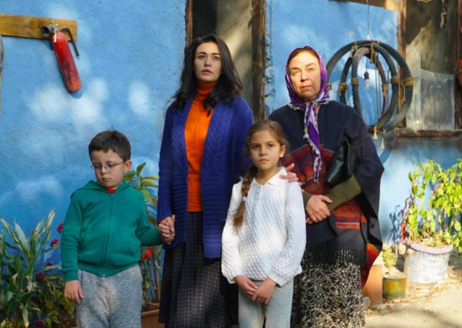 Peki Gnl Da dizisindeki oyunculuu ile  alk toplayan Ecem zkaya kimdir, hangi dizilerde rol ald? Birlikte bakalm...