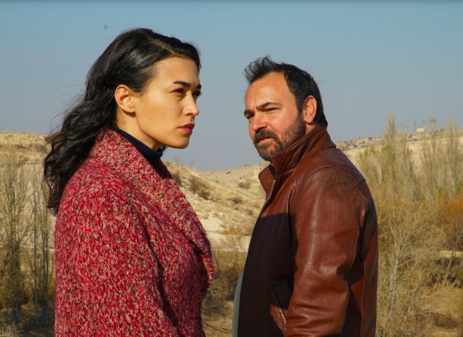 Ecem zkaya ve Mustafa stnda ifti 24 Austos 2010 tarihinde nikah masasna oturmutu. Bu evlilikten 2013 ylnda Ahmet Kaan adnda oullar oldu. ift ani bir kararla tek celsede evliliklerini bitirdi. Ayrlk nedenini henz aklamadlar.