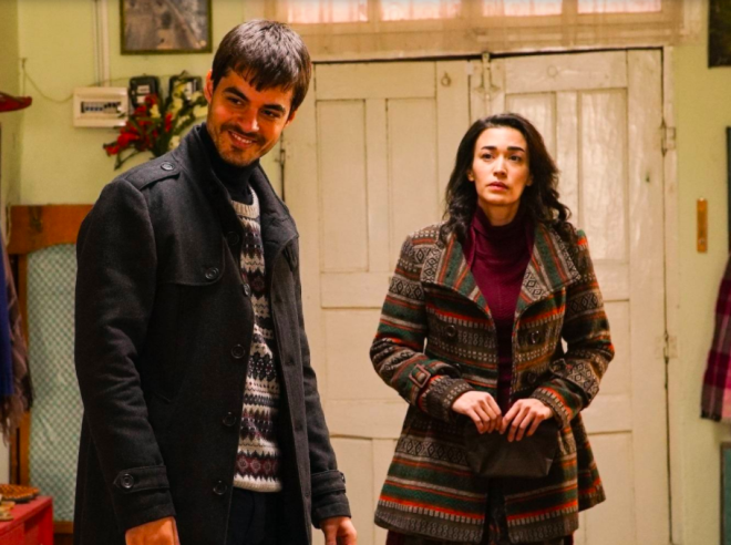 32 yanda olan Ecem zkaya bir zamanlar Kurtlar Vadisi dizisi ile yldz parlayan baarl oyuncu Mustafa stnda ile evliymi. iftin bir de Ahmet Kaan adnda bir erkek ocuklar var.