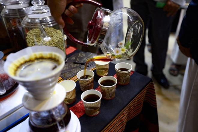 KAFENSZ KAHVE ZARARLI    Kafeinsiz kahve zerinde yaplan almada ise ilgin bir veriyle karlald. Kafeinsiz kahve ien kiilerin kalp yetmezlii riskinin daha yksek olduu belirtildi.    Colorado niversitesi Tp Fakltesi'nde kardiyoloji profesr olan ve almann kdemli yazar olan Dr.David Kao'ya gre, kafeinin kalp salna yararl olduu net olarak ortaya kt.