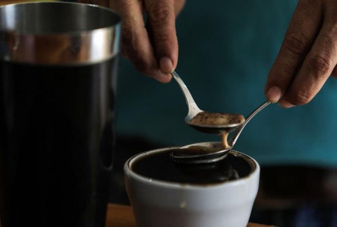 SADE FLTRE KAHVE EN SALIKLISI    Aratrmann sonularndan dieri de kahveyi sade imenin daha faydal olduu oldu. Daha nce yaplan aratrmalar filtre demleme olarak iilen kahvenin ise Fransz presi ve kapsl kahvelerden daha salkl olduu belirtilmiti.