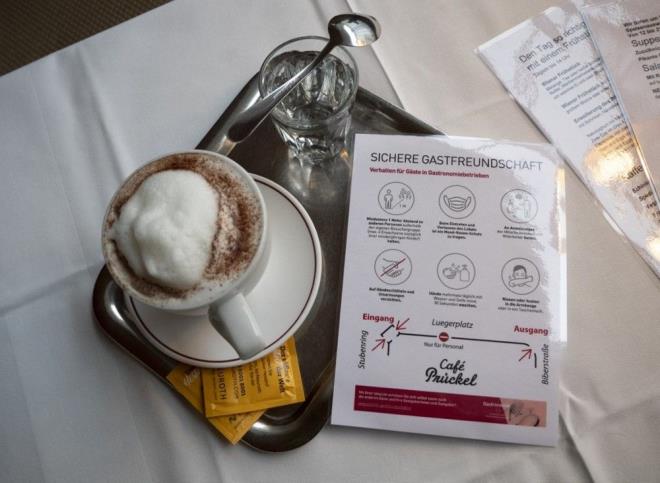 KARACERE VE KANSERE Y GELYOR    Kahveye eker atmak ve st koymann ise kalp sal riskini arttrd, doymu ya orann ykselttiinden kalp yetmezlii riskini arttrd aklanrken dzenli olarak sade kahve imenin ayn zamanda kilo kaybna yardmc olmaya, yalandka bilisel gerilemeyi nlemeye, karacier hastal ve eitli kanser trleri gibi dier kronik hastalklara kar bir miktar koruma salad belirtildi.