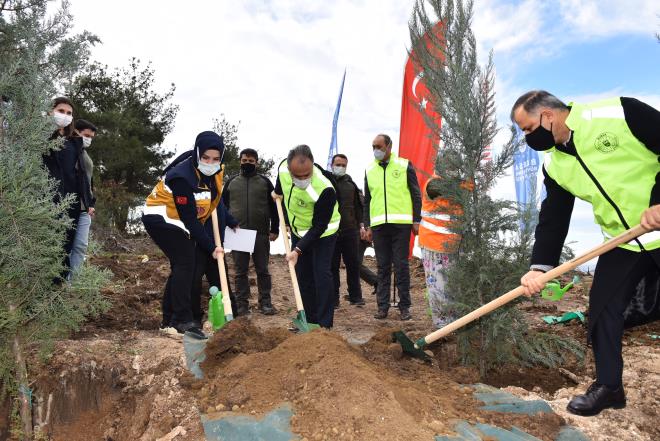 Konumalarn ardndan salk alanlaryla birlikte fidan diken Bakan Akta ve protokol yeleri daha sonra adlarna fidan dikilen Dr. Serkan Balc, Acil Tp Teknisyeni Sevilay Grdoar, Hemire Dilara Balar Ekici, Acil Tp Teknisyeni Esra Karabyk ve UMKE grevlisi Ozan Kk?e dikilen fidanlarn belgeleri verildi.