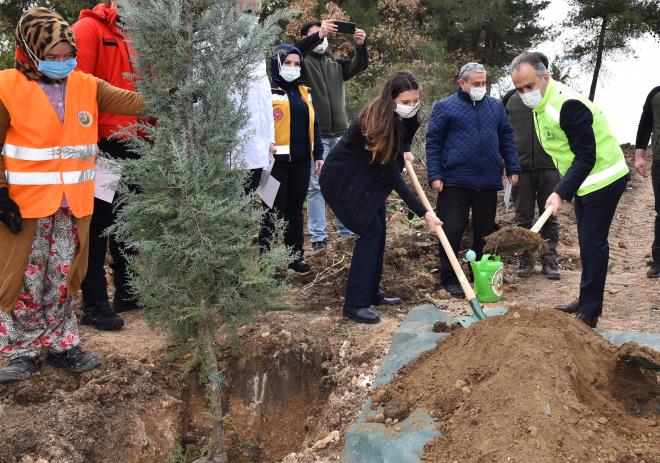 stn gayret sarf ediyorlar  <br>  Bursa Bykehir Belediye Bakan Alinur Akta, her ne kadar rakamlar d eiliminde olsa da pandemi srecinin etkilerini hala srdrdn hatrlatt. Pandemi ile mcadelede belediyeler, emniyet, jandarma tekilat ve tm kamu kurumlarnn nemli almalar hayata geirdiini ifade eden Bakan Akta, ?Ancak pandeminin kahramanlar dediimiz salk alanlar ilk gnden beri stn bir gayret ortaya koyuyorlar. Ailelerinden, ocuklarndan ayr kalp, otellerde pansiyonlarda kalarak bir can daha kurtarabilir miyim diye fedakarca alyorlar. Onlar iin ne yapsak azdr. Orman Blge Mdrl?mzle ibirlii yaparak, onlarn isimlerini bu hatra ormannda lmszletirmek istedik. Ben bu mcadelede yaamn yitiren salk alanlarmza Allah?tan rahmet, grevi banda olanlara da salkl bir mr temenni ediyorum? dedi.