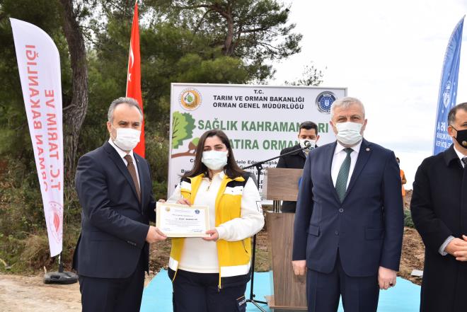 Gcmze g katacak  <br>l Salk Mdr Dr. Fevzi Yavuzylmaz, 100 ylda bir grlen bir pandemi sreci yaandn, her ne kadar n cephede salk alanlar olsa da belediyeler, kamu kurumlar, sivil toplum kurulular, iadamlar gibi toplumun tm kesimlerinden nemli bir lojiktik destek aldklarn syledi. Salk alanlarnn grevlerini hibir karlk beklemeksizin yaptklarn hatrlatan Yavuzylmaz, ?Burada olduu gibi salk alanlarnn hatrlanmas, farkna varlmas salk alanlarna yalnz olmadklarn hissettirecektir. Gcmze g katacaktr. Bu nedenle projeye imza atan Bykehir Belediyesi ve Orman Blge Mdrl?mze teekkr ediyorum? diye konutu.