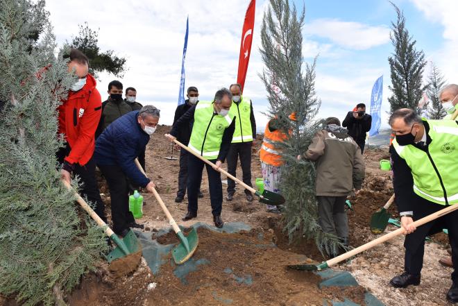 Salk alanlarnn her birinin bir kahraman olduunu ifade eden Orman Blge Mdr Yaln Akn da Bykehir Belediyesi?nin bu anlaml projesine destek vermekten duyduklar memnuniyeti dile getirdi.