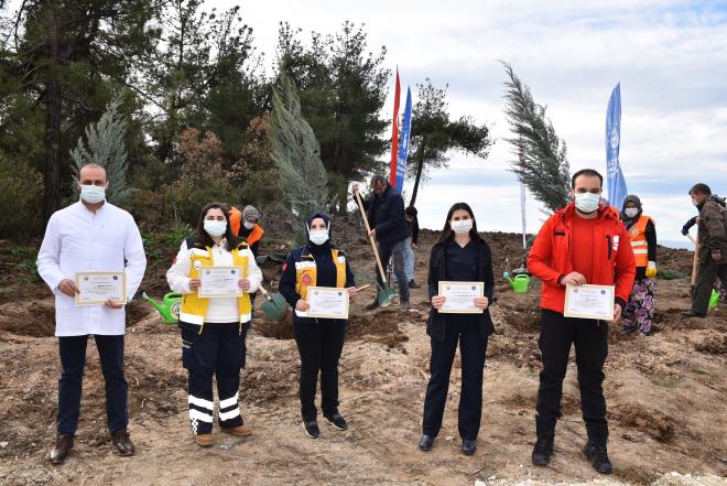 Trkiye?de ilk korona virs vakasnn grld getiimiz yl Mart ayndan bu yana virsle etkin mcadele kapsamnda dezenfeksiyon almalar ile sreten sosyal ve ekonomik olarak etkilenen toplumun tm kesimlerine ynelik sosyal destek projeleri uygulayan Bursa Bykehir Belediyesi, pandeminin kahramanlar olan salk alanlarnn isimlerini hatra orman ile lmszletiriyor. Bugne kadar salk alanlarna ynelik C vitamini destek paketleri, toplu ulamdan cretsiz yararlanma ve konaklama sorununa ynelik hamleleri gerekletiren Bykehir Belediyesi, imdi de Orman Blge Mdrl ile ibirlii yaparak Osmangazi ilesi Karabalk Mahallesi yaknlarnda Salk Kahramanlar Hatra Orman oluturuyor. Bursa?da grevli 38 bin salk alannn her birinin adna 1 fidan dikilecek. Bunun yannda salgnla mcadelede grevi banda yaamn yitiren Uzman Dr. Yavuz Durmu, Dr. Cumhur Toker, Dr. mer Akaln, Hemire Emine Ezen, ofr Kenan Gngr ve Hizmetli Mehmet alkan adna da 100?er adet fidan dikilecek. Bu fidanlarn sertifikalar da merhum salk kahramanlarnn ailelerine verilecek. Salk Kahramanlar Hatra Orman?na ilk fidanlar trenle dikildi. Trene Bursa Bykehir Belediye Bakan Alinur Akta, Orman Blge Mdr Yaln Akn ve l Salk Mdr Dr. Fevzi Yavuzylmaz ile salk alanlar katld.