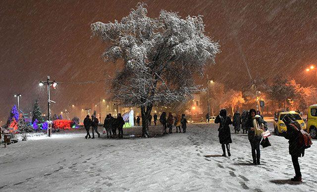 Pazartesi gnne dikkat!<br>    stanbul Teknik niversitesi Meteoroloji Mhendislii Blm retim yesi Prof. Dr. Orhan en: ?stanbul?a kar pazar akam balar. Pazartesi, sal, aramba devam eder. Perembe sistem Cut Off yani ana sistemden kopuyor. Beslenmeyecek, kendi iindeki enerjiyi 2 gn daha azaltarak srdrr. En kuvvetli pazartesi... Sal scaklk gece -1 C?ye gndz 2 C?ye der.?