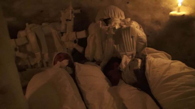 Komandolar geceyi, mum yaktklar iglo evlerde, sfrn altnda 2 derecede, tulumlarnn iinde uyuyarak geirdi.