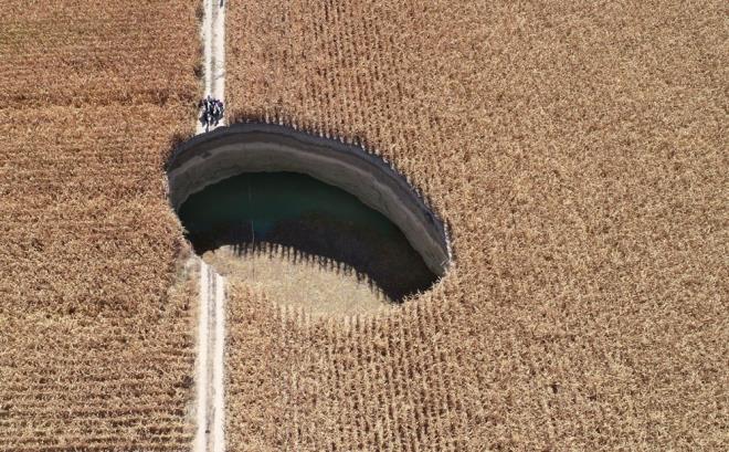 almalarla blgenin risk haritasnn oluturulacan belirten Obruk Uygulama ve Aratrma Merkezi Mdr Prof. Dr. Fetullah Ark, ''Merkezimiz bnyesinden aratrmaclarn ierisinde bulunduklar yer hareketleri ve jeoloji alma grubu, u an pilot olarak belirlediimiz Karapnar ilesi evresinde obruklarla ilgili geni apl bir aratrmay tamamlam bulunmaktadr. Proje sonu raporunu oluturmaya alyoruz. Havzadaki obruklarn nerelerde bulunduu, boyutlar, derinlikleri, ierisinde su bulunup bulunmad gibi almalar yaptk ve saha almalarn tamamladk. Havzada obruk oluabilecek yerler, obruk riski tayan, tamayan ya da olabilecek olan yerler u anda deprem blgesi haritas gibi, obruk risk haritas veya tehlike haritas ortaya konulacak. Daha sonra da vatandamza bunlar sunulacak'' diye konutu.