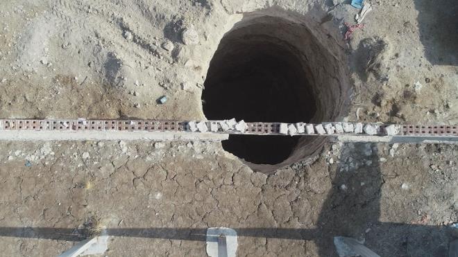 "NSAN HAYATINI TEHDT EDER DURUMA GELD"  Prof. Dr. Ark, blgedeki obruk saysnn 2020 ylna kadar 360 civar olduunu belirlediklerini; ancak son almayla bu saynn 600'e ulatnn saptandn syledi. Ark, ''Blgede 2020 balarna kadar, obruk saysn 350-360 civarnda belirlemitik. Blgesel bir alma yaptktan sonra ortaya kan durum u; yer hareketleri alma grubumuzun almaya koyduu rakam 505 ve say bilinenden ok daha fazla. Dier gruplar ve daha sonra meydana gelen obruklarla bu saynn 600?ler seviyesinde hatta ok daha fazlas olduunu dnyoruz. Dolaysyla havzann nemli bir blm obruk riski tayor'' dedi.