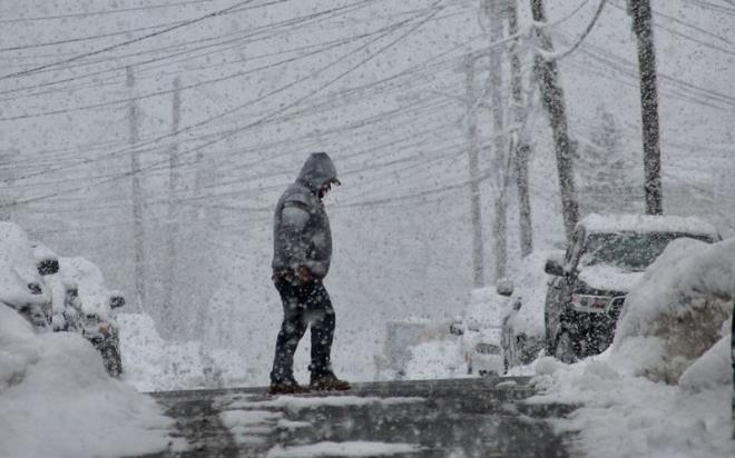 TRKYE uzun yllar sonra sert bir ka girmeye hazrlanyor. Bahar tadndaki hava cuma gn itibariyle kara ka dnecek. Kar ya bu kez bir iki gn deil gnlerce srecek. 47 yl ncekine benzer bir kar ya bekleniyor. Uzmanlar gnlerce srecek kar yann 1 metre kalnla ulaabileceine dikkat ekiyor. Kar ya iin ilk verilen tarih pazar gnyd. Ancak meteoroloji uzmanlar tarihi ne ekti. Beklenen iddetli kar ya cuma sabah kapmzda olacak. te Meteorolojinin gncelledii verilerle son hava durumu tahmini:
