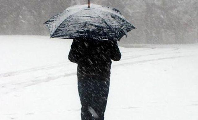 Meteoroloji karn geli tarihini gncelledi<p>  Meteoroloji cuma gn Balkanlar zerinden gelecek yal sistemin etkisiyle birlikte scaklklarn 15 derece birden deceini duyurdu. Kar ya pazar gnne kalmadan cuma gn balayacak. Sabah saatlerinde sulu kar ya grlecek, akam saatlerinden itibaren ise kar balam olacak. Kar ya asl etkisini ise pazar gn gsterecek. Zira Karadeniz zerinden gelecek kuvvetli poyraz, Marmara blgesi ile birlikte Bat Karadeniz ve i blgelerde youn kar yan balatacak.