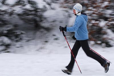 Kar gzl kullann.  <br>  Karn beyaz lts grme yetisini azaltabilir. Net grebilmek, sizin kaygan yzeyleri iyi semenizi salar. Kar gzl kullanarak karn parlak n azaltabilirsiniz.<br>  Yannzda kum ve tuz tayn.<br>    Dmekten gerekten ok mu korkuyorsunuz? Yannzda kk bir anta iinde tuz, kum veya topaklanma yapmayan kedi kumu tarsanz, karlatnz buz blgelerinin zerine serpebilirsiniz.