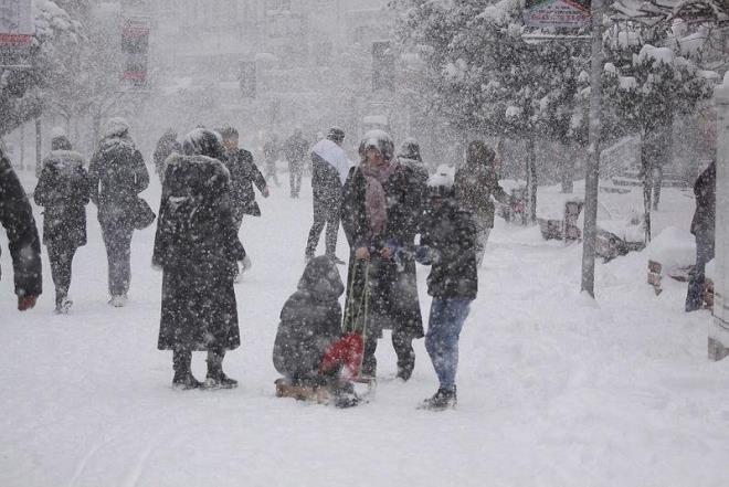 Kaldrm ve park alanlarn tehlikeli dman askeri gibi grn.<br>    Kardan temizlenmi bile olsa grnmeyen bir buz katman olabileceini asla unutmayn. Islak ve buzlu bir yzey sizi aaya doru ekmek ister, sizin yere dmemek iin daha fazla srtnmeye ihtiyacnz olacaktr