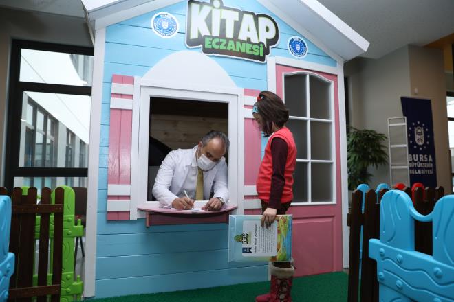 ocuklar da anneler de mutlu<br>  Dikkat dankl nedeniyle 6,5 yandaki olu Berat? tedavi iin ehir Hastanesi?ne getiren ve doktorun verdii kitap reetesinin aknln yaayan aziye Salam da projenin ok yararl olacan syledi. zellikle kitap okumann doktor tarafndan verilen reete ile sylenmesinin ocuklarda nemli bir etki yapacan belirten Salam, ?Biz anne babalar olarak her ne kadar olumuzu kitap okumaya tevik etsek bile bunu bir doktorun sylemesi ok daha nemli bir etki yapacak. Biz de doktordan reetemizi, Kitap Eczanesi?nden de masal kitabmz aldk. Bu proje nedeniyle Bakanmza ok teekkr ediyorum? dedi.