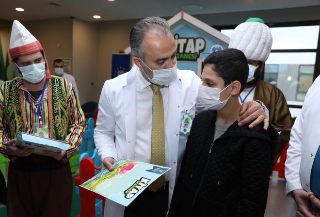 Bugnn ocuklarnn, gelecein teminat olduunu hatrlatan Bakan Akta, ?Gelecee sahip kacak bir nesil yetitiremezsek, hep tehlike altnda oluruz. Bu nedenle uyguladmz projelerle ocuklarmzn geliimine katkda bulunmaya alyoruz. Bugn de ok gzel bir projeyi hayata geiriyoruz. Trkiye?nin ilk kitap eczanesinin aln yapyoruz. erisinde ila yerine masal kitaplarnn yer ald eczanede, ?kitap reetesi? ile gelen ocuklara cretsiz kitap hediye edilecek. Bu proje kapsamnda doktorlarmz muayene ettikleri ocuklara kitap reetesi verecek. Okuma alkanlnn kk yalarda kazanlmasnn ne kadar nemli olduunun bilincindeyiz."