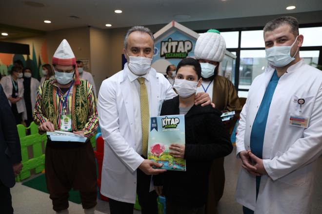 Kitaplar, ocuklarn hayal dnyasn, konuma becerisini, kelime daarcnn zenginlemesini ve evrelerini tanmalarn salarken, merak duygularn ise besliyor. Bu nedenle okul ncesi ile on iki ya arasndaki ocuklarn masal kitaplar ile i ie bymesi ok nemli. Biz de ocuklarmza kitap okuma bilincini ve kitaba olan farkndal ok sra d bir yntem ile alamaya altk. Bu projenin ana hedefi ocuklara kitap hediye etmek deil; kitaplar, doktordan aldklar bir reete karlnda aldklar iin kitap okumann ilalar kadar faydal ve salkl olmak gibi hayati bir ihtiya olduu konusunda bilinlendirmek. Kitap eczanesi tamamen ocuklar dnerek hayata geirilmi bir proje. Masal ve hikye kitaplar hasta olan ocuklara moral olurken, gelecekte de kklklerine dair tatl bir an olarak hafzalarnda yer edecek. ocuklarn kiisel geliimi iin son derece nemli olan bu proje uzun bir dnem devam edecek. Bursa?da koca bir nesil kitap eczanesi ile byyecek. Bu arada Dyeri Yaynlar D leri Bakan Aye ule Bilgi'e de projemize verdikleri cretsiz kitap desteklerinden dolay teekkr ediyorum? diye konutu.