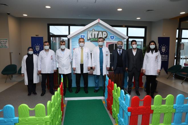 Yeni alan ktphaneler, 22 bin kitaplk dijital ktphanenin halka almas, ak hava ktphanesi, ktphaneden kitap alanlara cretsiz toplu tama bileti gibi uygulamalarla Bursa?da kitap okuma alkanlnn daha artrlmasn amalayan Bykehir Belediyesi, zellikle 0-12 ya grubunu hedef eden Kitap Eczanesi projesiyle yine Trkiye?de bir ilki gerekletirdi. Bykehir Belediyesi tarafndan ilk olarak ehir Hastanesi?nde alan Kitap Eczanesi projesi ile doktorlar tedavi iin gelen ocuklar kitap okumaya ynlendirecek. ocuklara tedaviyle ilgili gerekli ilalar yazan doktorlar, ilave olarak da ocuk adna dzenlenen bir kitap reetesi verecek. ?Gnde bir doz masal? sloganyla balanan projede, doktor tarafndan verilen ve zerinde, ?Gnde en az 10 sayfa olmak zere, tok karnna, tercihen bir bardak lk st eliinde okunmas tavsiye olunur? yazl reete ile hastane ierisindeki Kitap Eczanesi?ne gelen ocuklar, ya gruplarna gre istedikleri masal kitabn cretsiz alabilecekler. Proje ile doktor tavsiyesi olduu iin ocuklarn kitap okumaya daha fazla ilgi gstermesi bekleniyor.