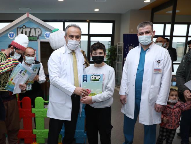 Eczanede gemeyen reete  <br>  lk olarak Bursa ehir Hastanesi?nde balayan ve ksa srede kentteki tm hastanelerde hayata geirilecek projenin tantmn yapan Bursa Bykehir Belediye Bakan Alinur Akta, bizzat eczaneye girerek, tedavi iin gelen ocuklara reete yazd. ocuklarla sohbet eden Bakan Akta, ocuklara kitap okumann nemini anlatt.