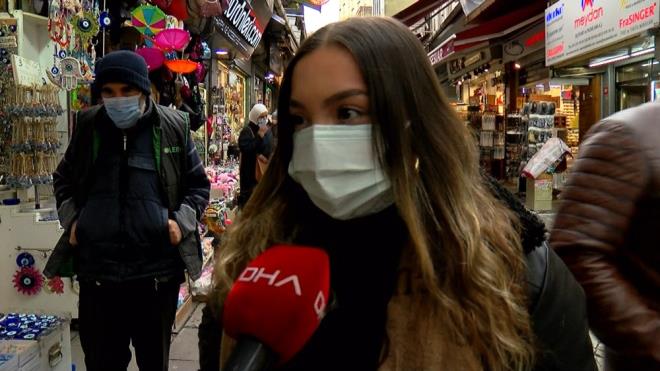 "KAR DA OLSA, YAMUR DA YASA, SEL DE BASSA EMNN BYLE"  Eminn?ndeki kalabaln kendisini korkuttuunu belirten Yaren Gltekin, "Her zamanki gibi ok kalabalk. Baya bir korkuyorum. nk artk mutasyona da urad korona. Burada alyorum esnafm. Ben mecbur geliyorum buraya. Ama birou gezmeye geliyor. Her hafta hatta her gn byle buras. Kar da olsa yamur da yasa sel de bassa Eminn byle" dedi.