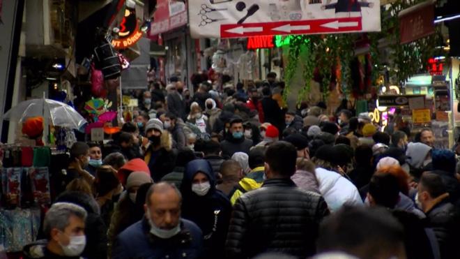 Corona virs nlemleri kapsamnda uygulanacak olan sokaa kma kstlamasna saatler kala Eminn'nde younluk yaand. Kstlama ncesi alveri yapmak isteyen vatandalar buradaki dkkanlara geldi.    Baz vatandalarn yaplan tm uyarlara ve youn kalabala ramen maskesiz olduu ve sigara itii de grld.